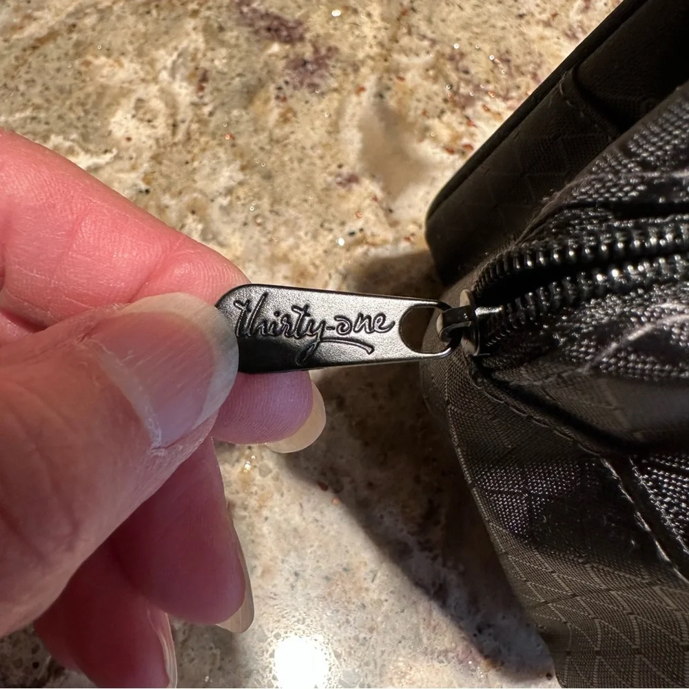 🎉 HP 🎊 Thirty-One Black Small Travel Bag - Picture 7 of 8